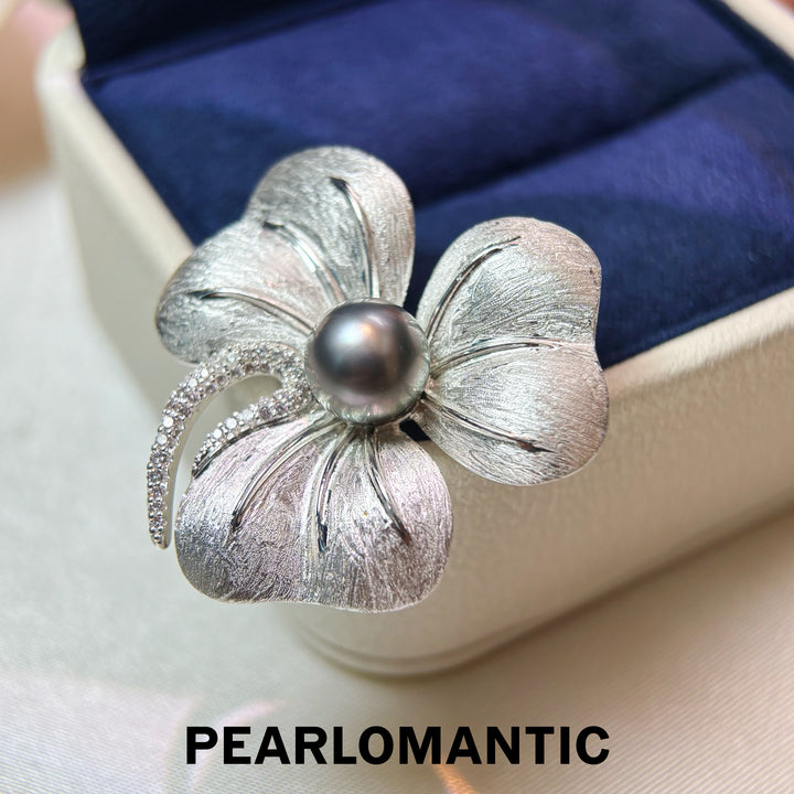 [Designer’s Choice] Lucky Bloom 9mm 5A Platinum Gray Pearl Clover Brooch