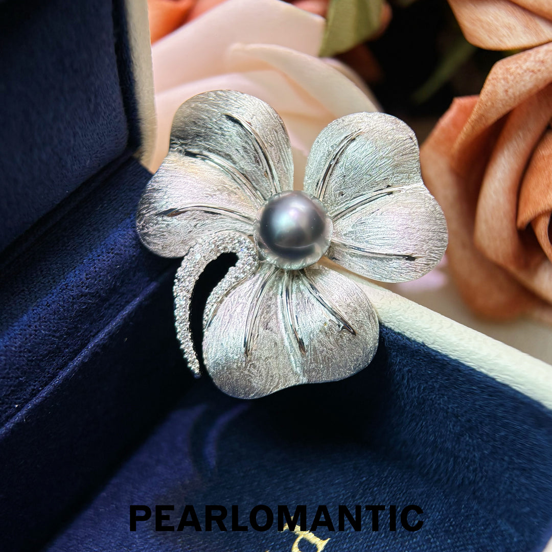 [Designer’s Choice] Lucky Bloom 9mm 5A Platinum Gray Pearl Clover Brooch