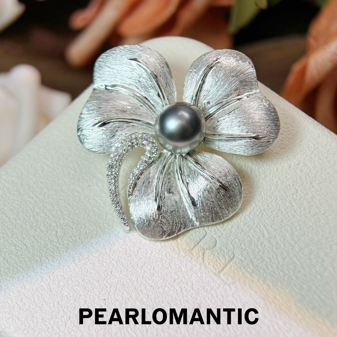 [Designer’s Choice] Lucky Bloom 9mm 5A Platinum Gray Pearl Clover Brooch